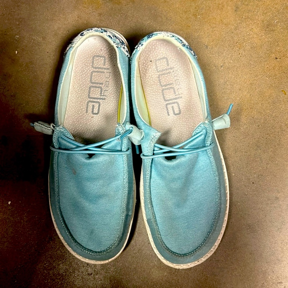 Hey dudes, gently worn, size 7. Pattern on back blue in color